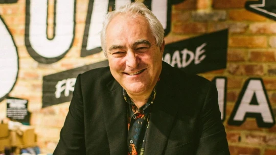 Z bezdomovca miliardárom. Ťažké detstvo ho naučilo podnikať eticky