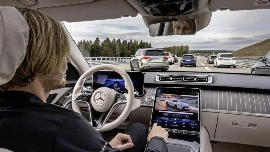 Mercedes získal povolenie na autonómne riadenie áut v zápche. Kde je Tesla?