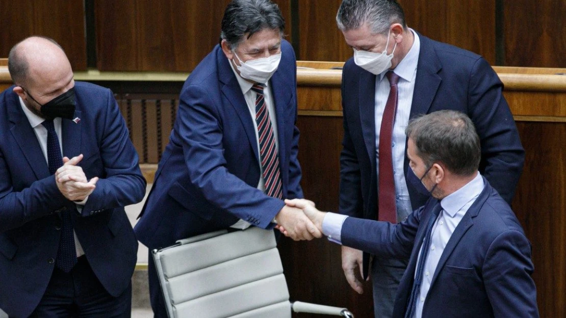 Parlament schválil rozpočet na budúci rok, deficit má dosiahnuť 4,94 %