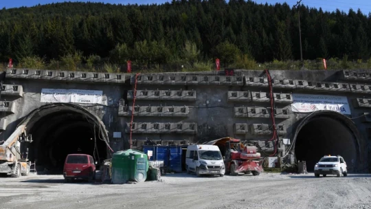 Návrat zápchy pod Strečno. Cestári pre údržbu na dva týždne uzavrú tunel Višňové