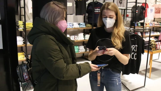 Vláda schválila nové pravidlá: Zákaz vychádzania bude platiť len v noci