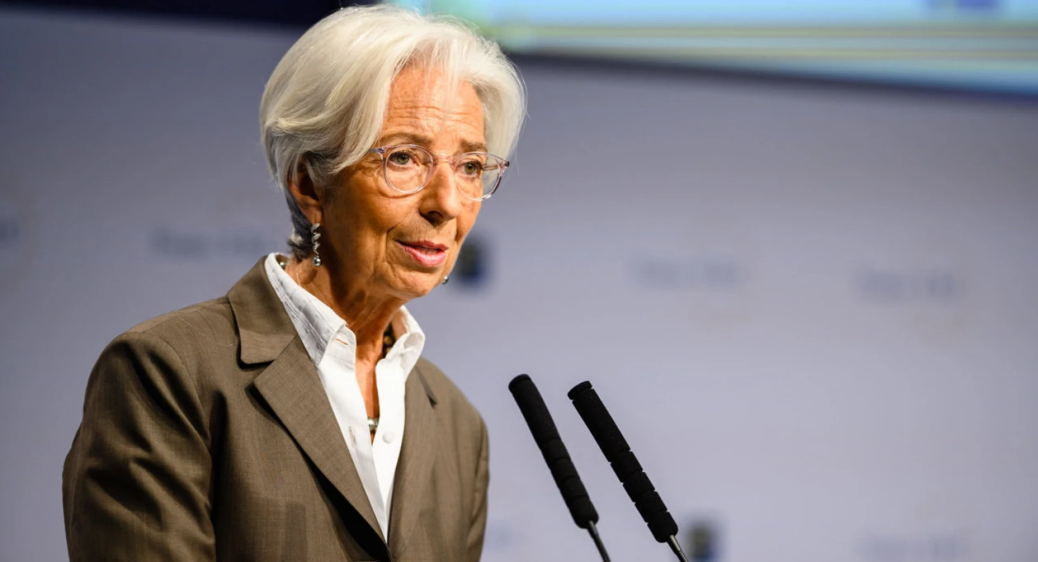 Akcie umelej inteligencie letia k rekordom, no ECB varuje. Môže korekcia zasiahnuť aj Európu?