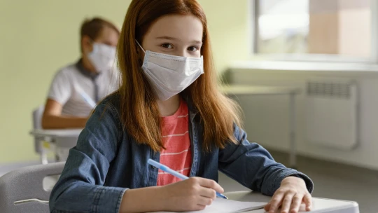 Žiaci sa vrátia do škôl 10. januára, rúška v triedach budú povinné