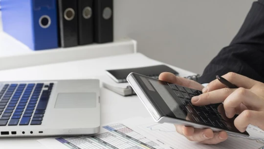 V Česku sa začala éra drahých peňazí. Firmy sa tak viac zaujímajú o eurové úvery