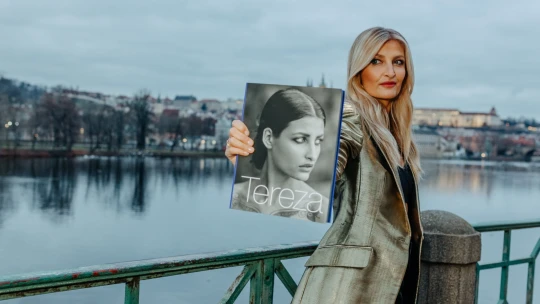 Nepozerám sa na seba rada, vraví Maxová. Topmodelka dobyla svet, teraz vydáva knihu