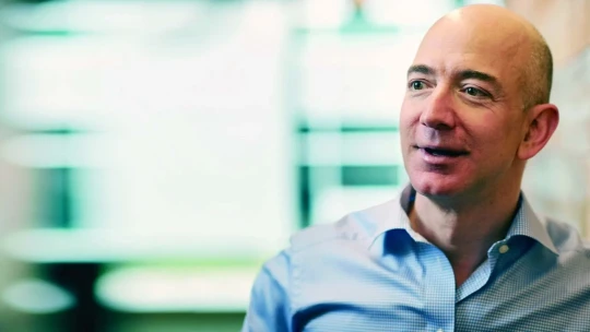 Jeff Bezos pripravil noviny o vyše 200-tisíc predplatiteľov. Prečo médiá v USA podporujú kandidátov?