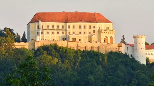 Dominanta z rytierskych dôb: Tento zámok kúsok od slovenských hraníc môže byť váš