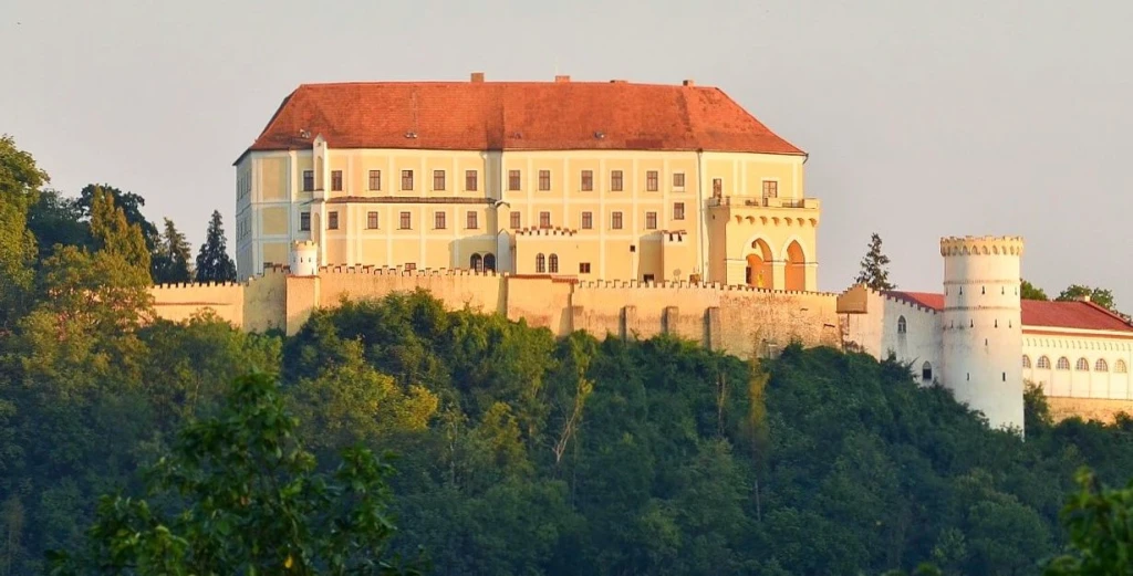 Dominanta z rytierskych dôb: Tento zámok kúsok od slovenských hraníc môže byť váš