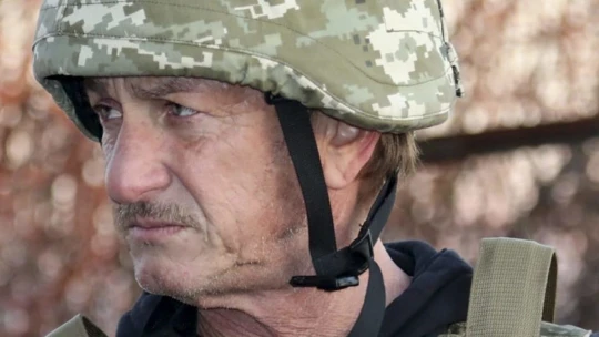 Sean Penn ako žurnalista. Na Ukrajine nakrúca o invázii, stretol sa aj s prezidentom