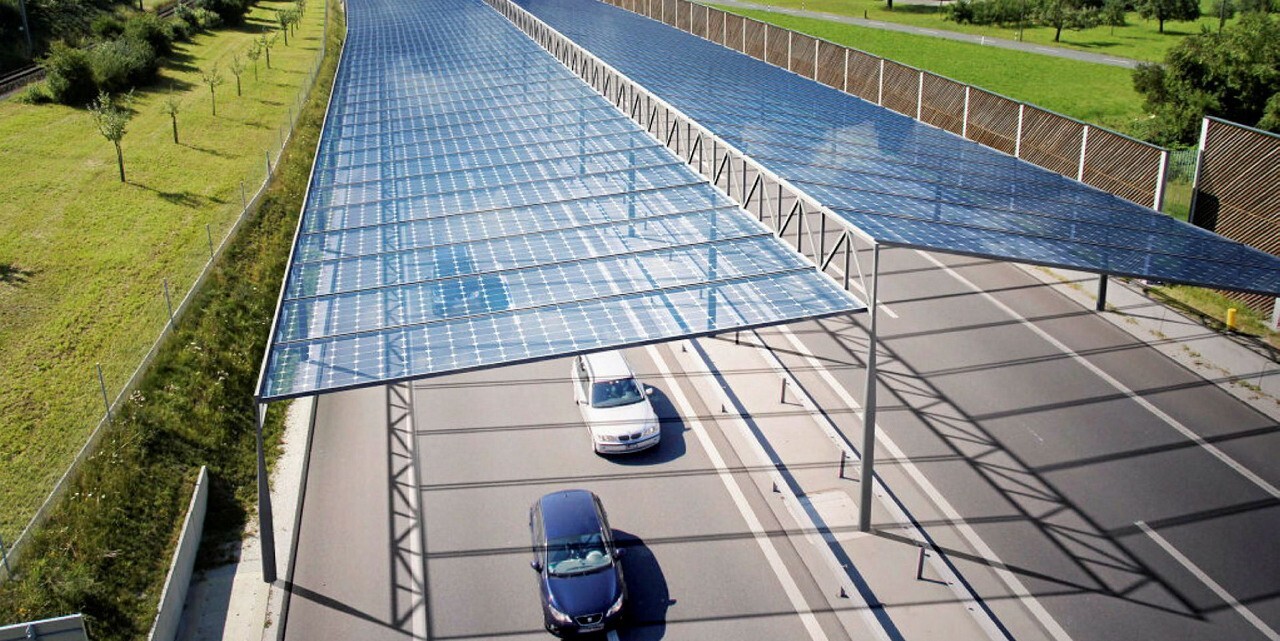 Elektráreň alebo diaľnica? Vo Švajčiarsku to vďaka solárnym strechám vedia spojiť