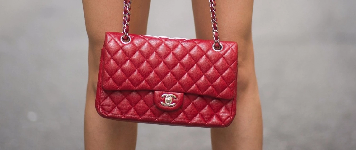 Psychológia luxusu a šialených cien. Prečo nám pripadá v poriadku zaplatiť za kabelku tisíce eur?