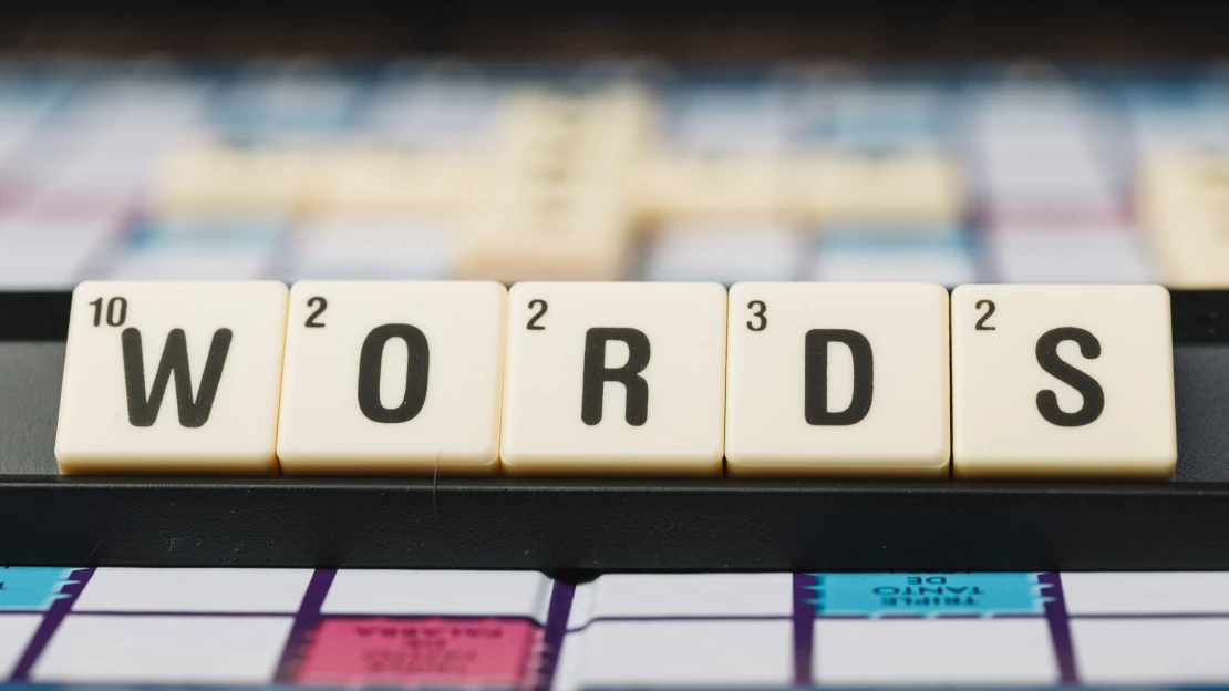 Svetoví jazykovedci vybrali slová roka 2025. Viete, čo znamenajú?