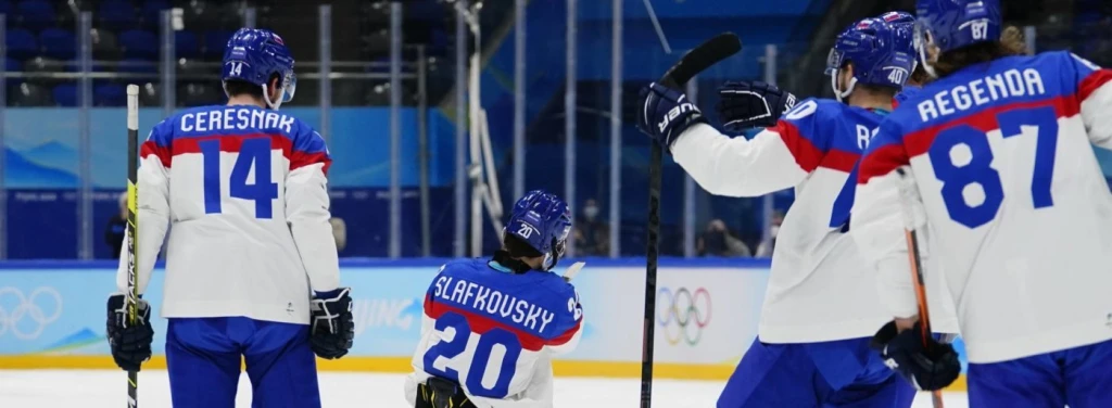 Hokejisti budú hrať o olympijské medaily, otočili zápas s USA