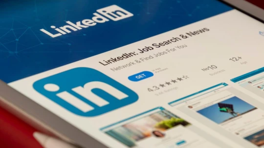 Z LinkedIn sa stáva továreň na obsah AI. Výhodu môžu mať tí, ktorí píšu sami
