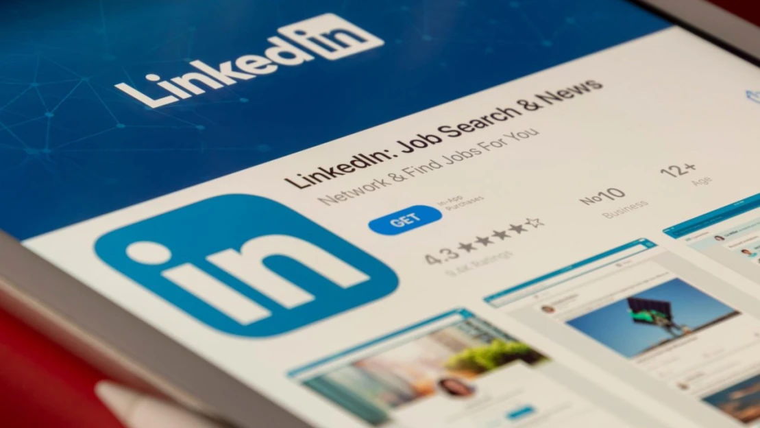 Z LinkedIn sa stáva továreň na obsah AI. Výhodu môžu mať tí, ktorí píšu sami