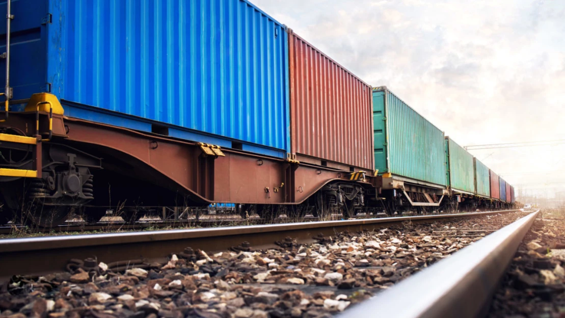 Vlani sme cestovali o tretinu viac. Nákladná doprava však poklesla