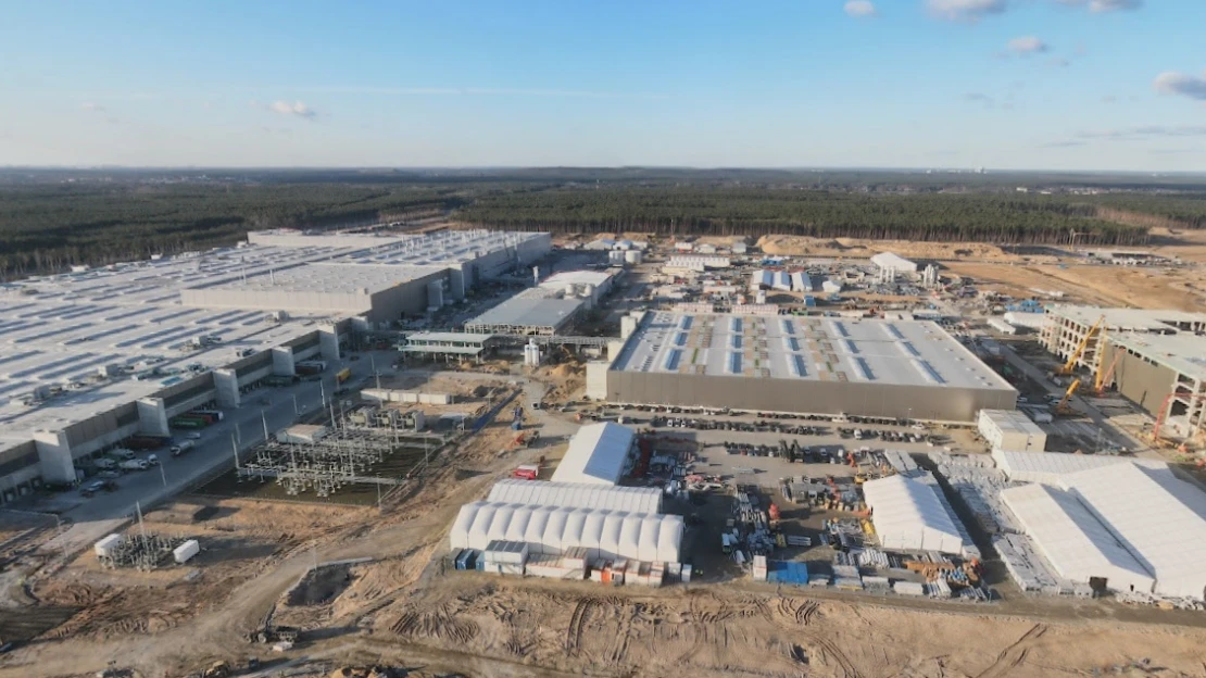 Tesla popiera, že v nemeckej Gigafactory prepustila 14 percent zamestnancov