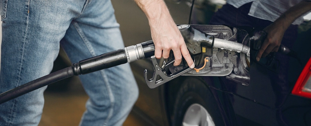 Po týždňoch zdražovania sa ceny benzínov znížili