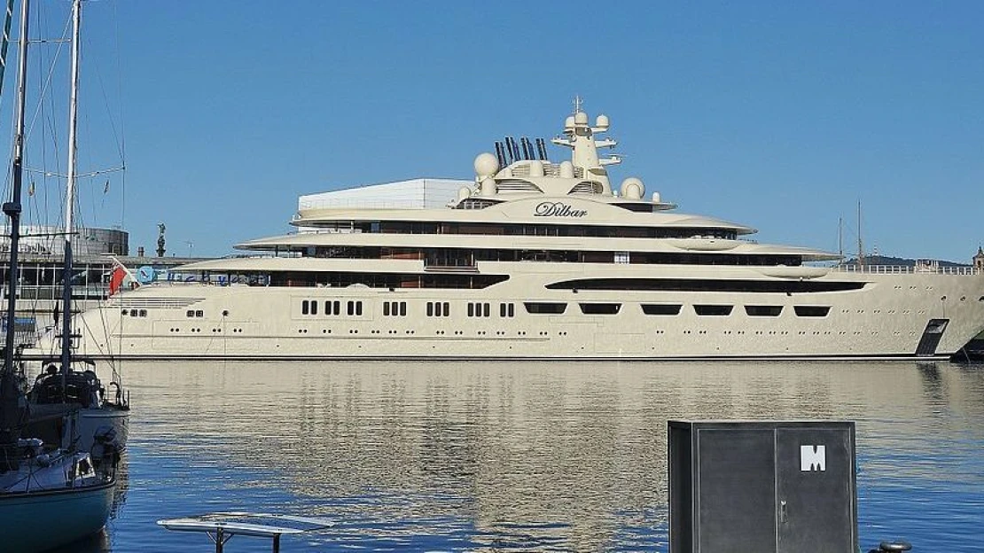 Ruský miliardár Usmanov v dôsledku sankcií prepustil posádku svojej jachty