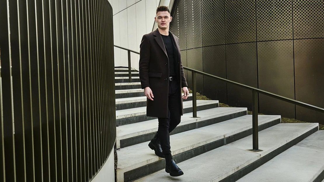 Nechce, aby futbalistov vnímali len pre drahé autá a škandály. Le Giang pomáha deťom
