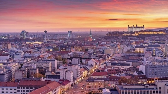Bratislava je lídrom Európy v profesiách náročných na znalosti. Zvyšok Slovenska zaostáva