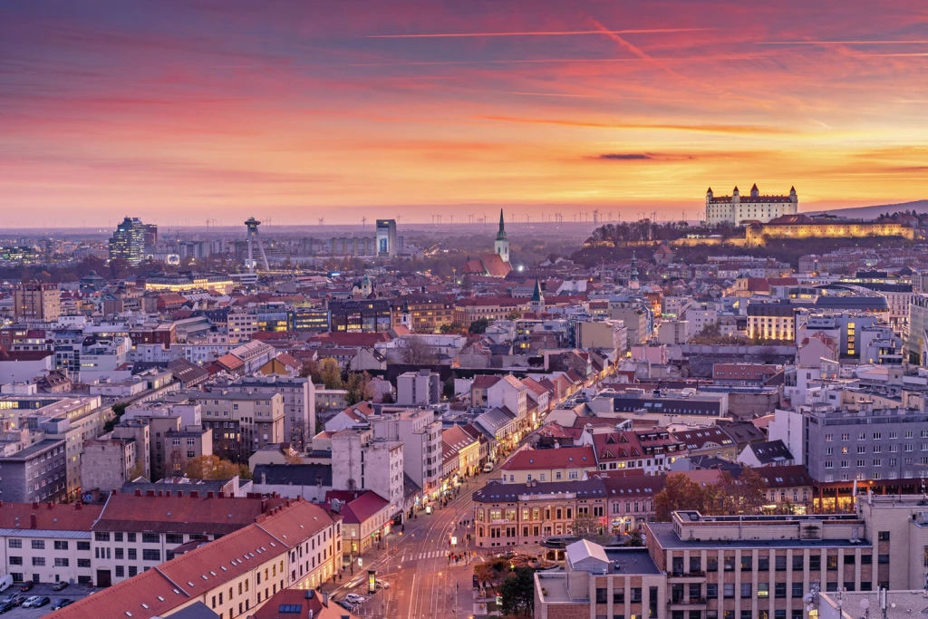 Bratislava je lídrom Európy v profesiách náročných na znalosti. Zvyšok Slovenska zaostáva