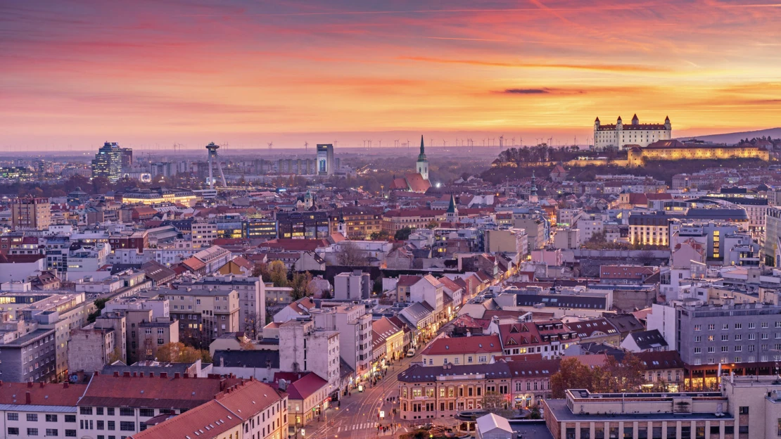 Bratislava je lídrom Európy v profesiách náročných na znalosti. Zvyšok Slovenska zaostáva