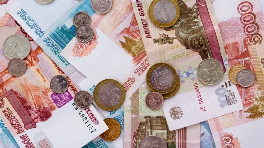 Rusi sa vracajú k hotovosti. Zaťažuje to beztak spomaľujúcu ekonomiku