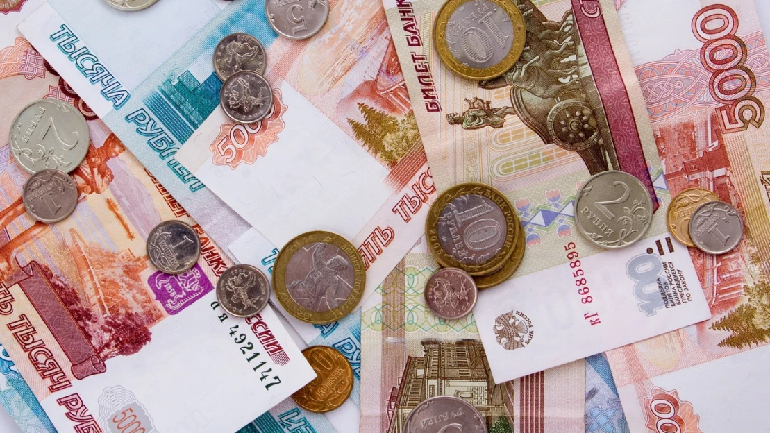 Rusi sa vracajú k hotovosti. Zaťažuje to beztak spomaľujúcu ekonomiku