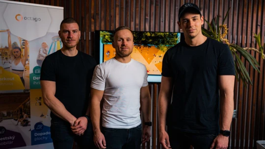 Lásku k pohybu pretavili na biznis. Ihriská Piešťancov nájdete aj na plážach v Chorvátsku