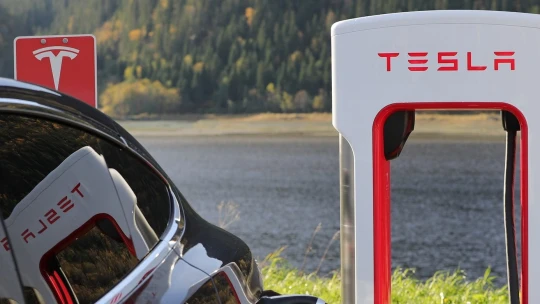 Tesla plánuje novú továreň. V Šanghaji sa majú vyrábať batériové úložiská