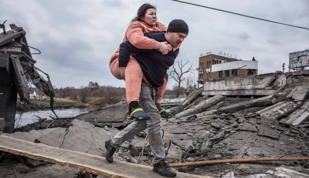 Ukrajina začala evakuovať civilistov, podľa WHO sa situácia dramaticky zhoršuje