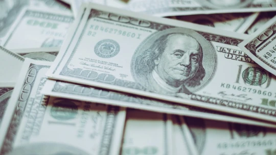 Inflácia v USA sa v októbri spomalila. To zlepšilo náladu na trhoch a akcie posilnili