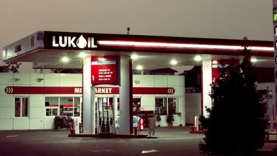 Chevron a ďalšie americké firmy krúžia okolo zahraničných aktív ruského Lukoilu