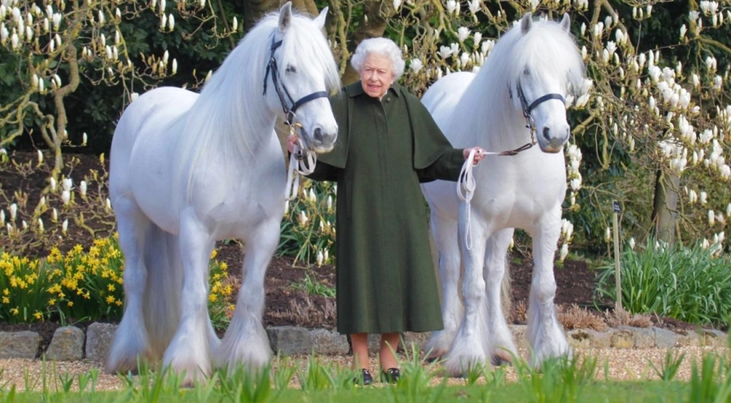 96 rokov, z toho 70 na tróne. Kráľovná Alžbeta II. oslavuje nevídané jubileum