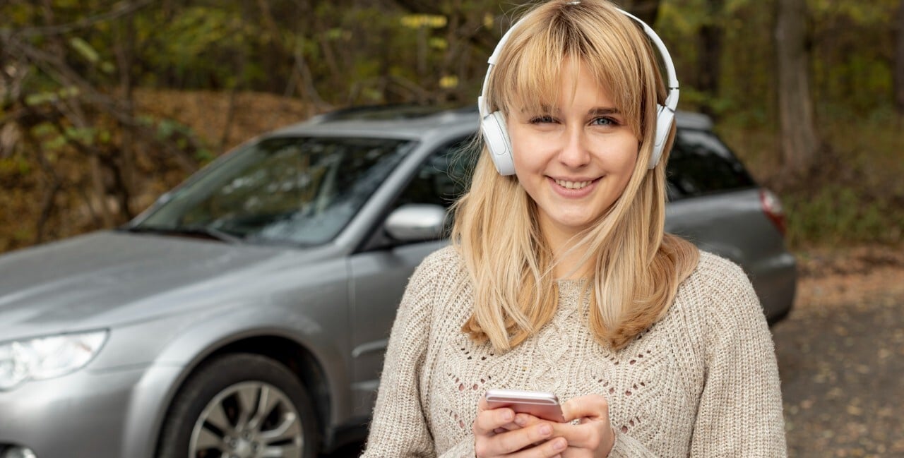 Čo počúvať na cestách? Naše redakčné tipy na zaujímavé podcasty a audioknihy