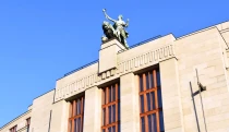 Česká národná banka vydala výročnú bankovku 5-tisíc korún. Ľudia na ňu stáli v radoch