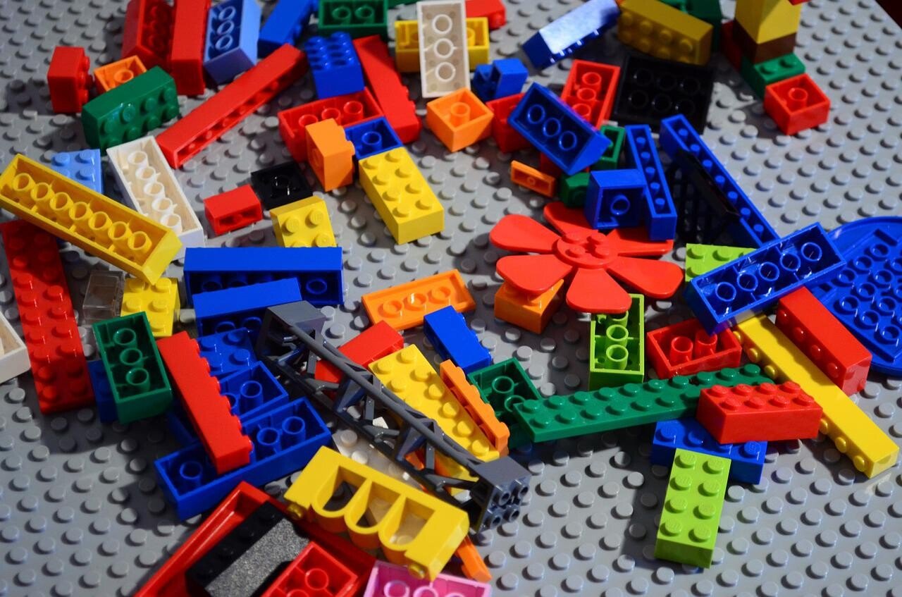 Spoločnosť Lego oslávi 90. výročie. Ako prišla na svet táto ikonická hračka?