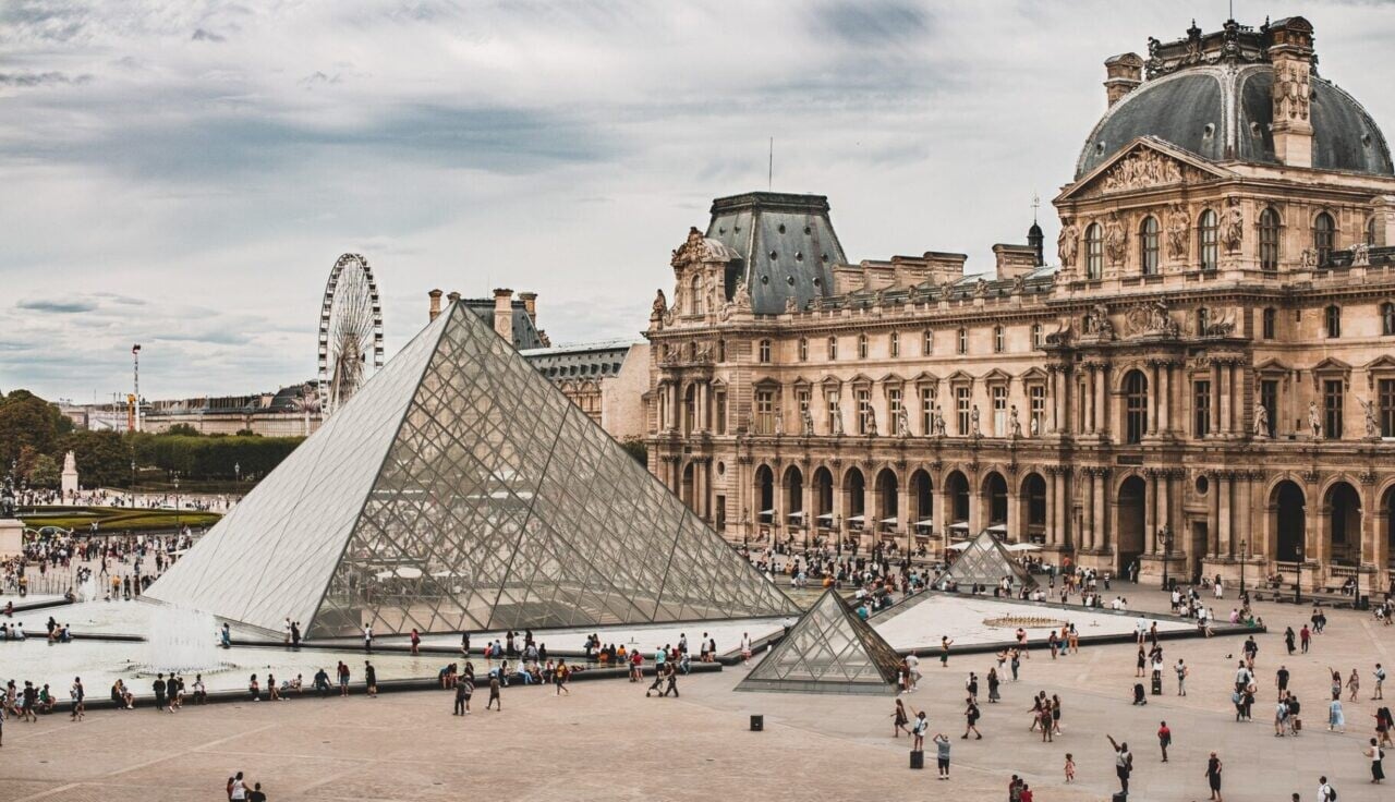 Bývalý riaditeľ múzea Louvre čelí vyšetrovaniu kvôli obchodovaniu so starožitnosťami