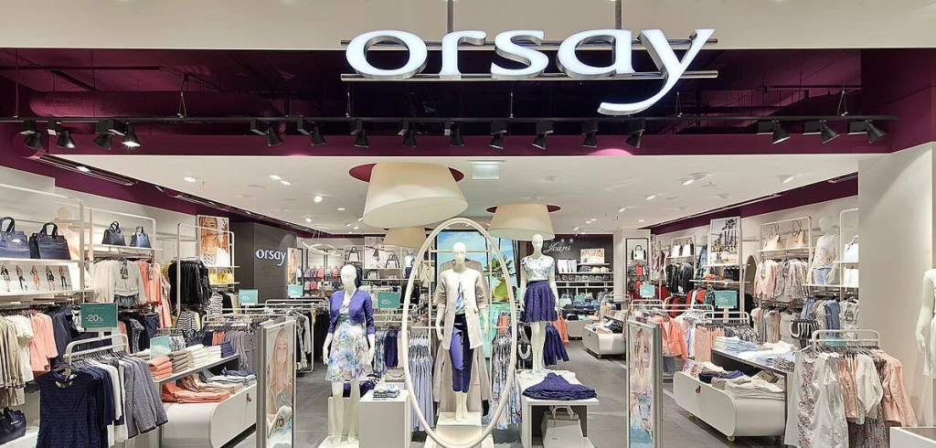 Značka Orsay ukončila prevádzku svojho e-shopu. Svoje odevy bude predávať na inom webe