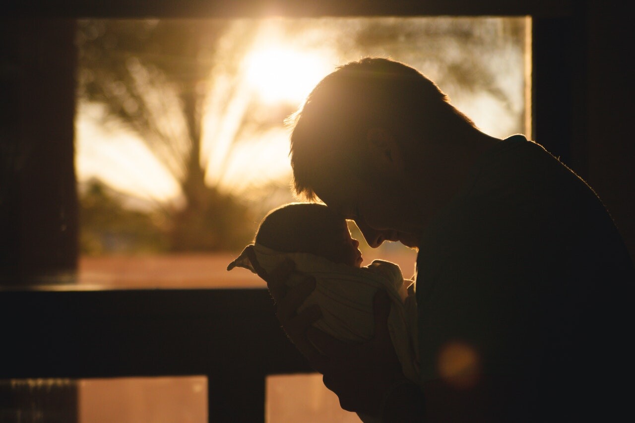 Otcovia si po novom budú môcť pri narodení dieťaťa vybrať 14-dňovú dovolenku