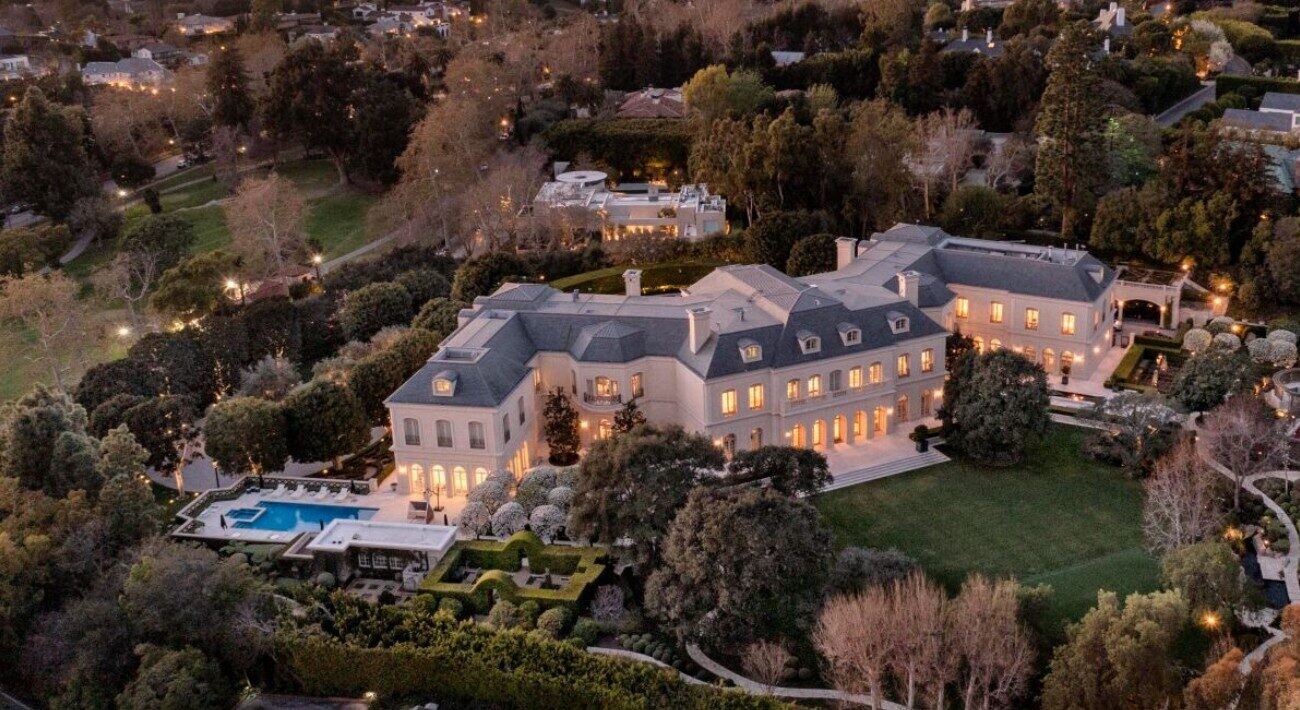 Vila producenta Beverly Hills 90210 je na predaj. Ako vyzerá bývanie za 165 miliónov?
