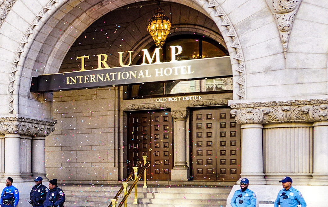 Trump sa zbavil ikonického hotela. Zbiehali sa pri ňom jeho priaznivci aj odporcovia