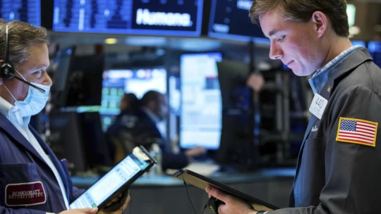 Americké akcie posilnili, S&P 500 zostal tesne pod rekordom z februára