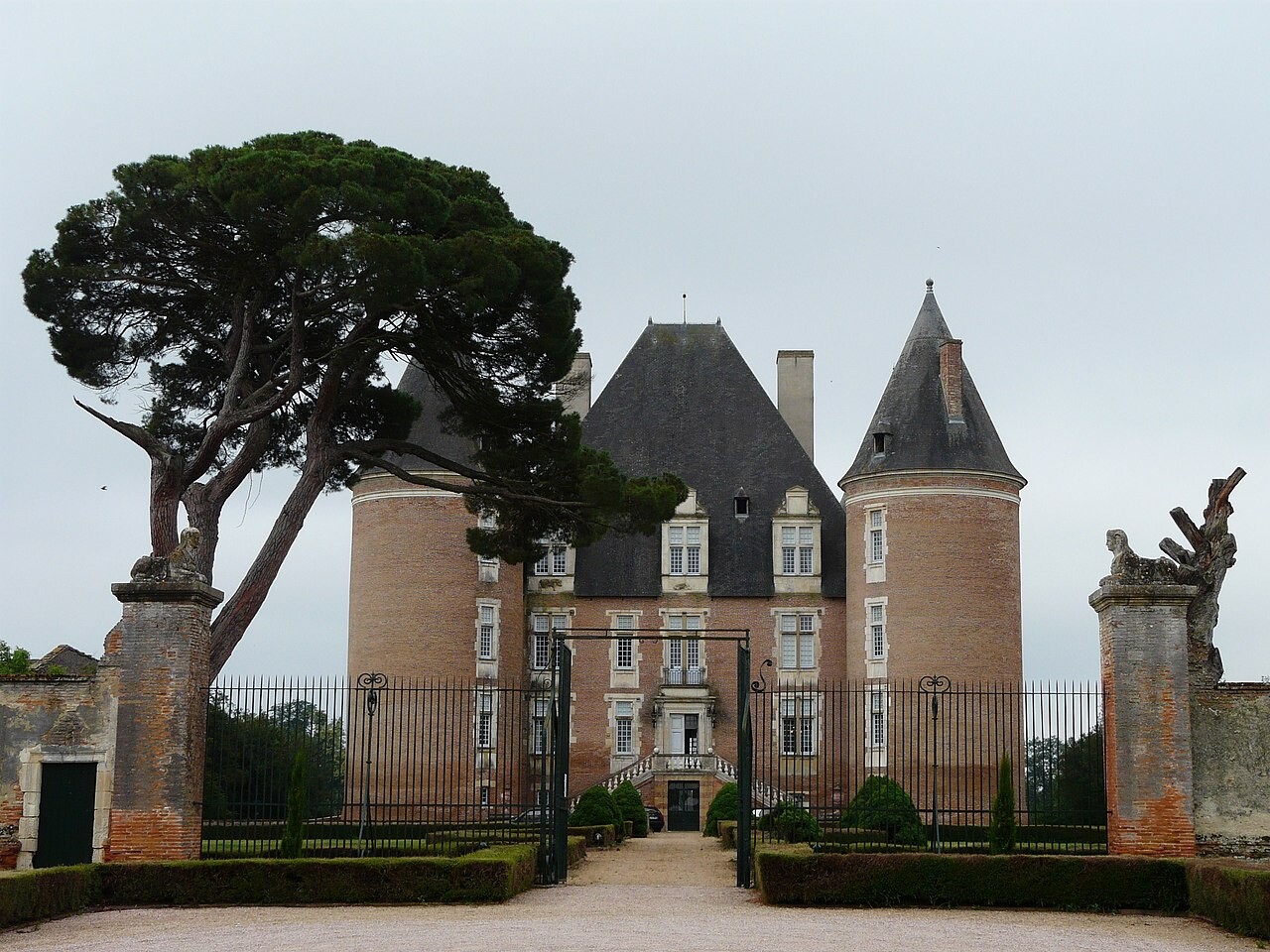 Francúzsky zámok môže byť váš za rozumnú cenu. Château zo 16. storočia ide do dražby