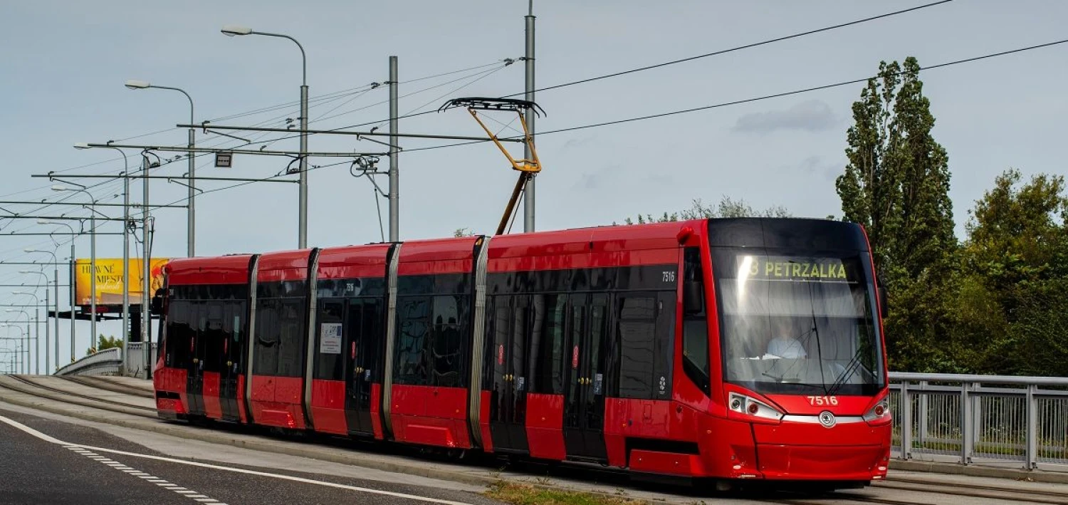 Na snímke električka