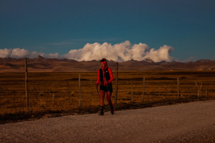 Beží stovky kilometrov v extrémnych podmienkach Peru. Zbiera tak peniaze na charitu_2