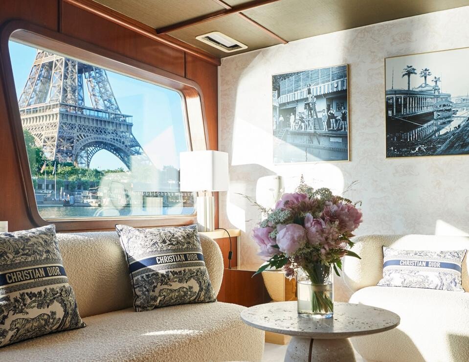 Prvá zážitková plavba od Diora: Plaví sa po Seine a ponúka luxusný oddych