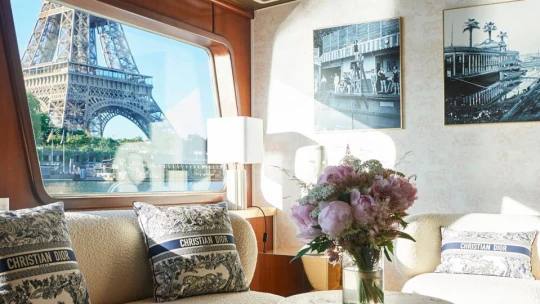 Prvá zážitková plavba od Diora: Plaví sa po Seine a ponúka luxusný oddych