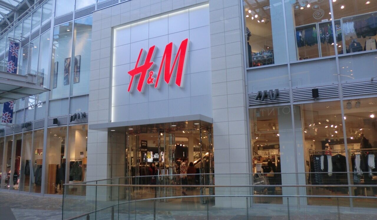 H&M Group znižuje svoju uhlíkovú stopu. Bude zbierať, triediť a predávať použité odevy